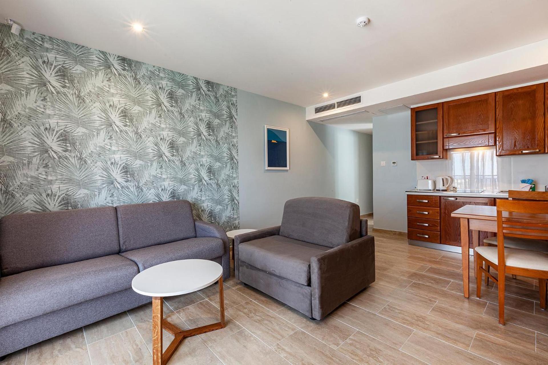 Deluxe One-Bedroom Apartment Inland